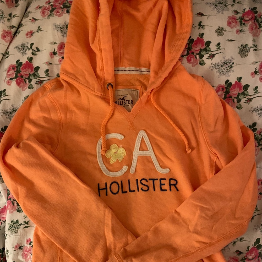 WOMEN’S HOLLISTER HOODIE